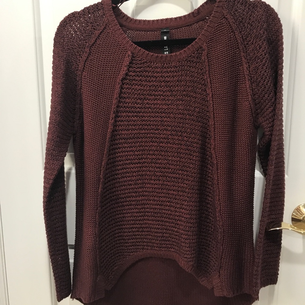Long sleeve sweater.